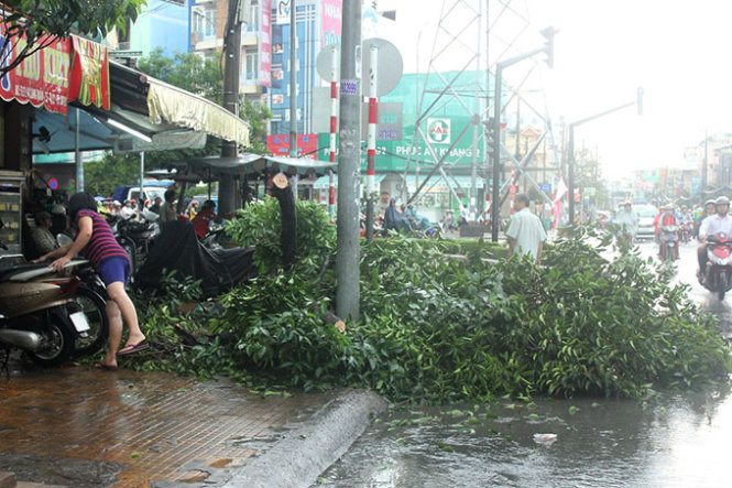 TP.HCM[-]lại[-]ngập[-]vì[-]mưa,[-]dân[-]lại[-]khổ